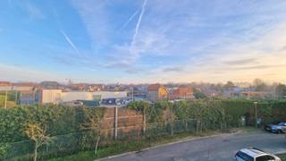 RUSTIG GELEGEN HOEKSTUDIO OP 250 METER VAN DE LEOPOLD I ESPLANADE EN HET STRAND VAN DE PANNE<br />Bestaande uit inkom met ingebouwde opbergkast, lichtrijke living met vernieuwde PVC ramen, ingerichte keuken met terras en badkamer met douche, lavabo en WC. Het EPC - attest betreft een simulatie. Er wordt reservekapitaal opgevraagd om het dak volledig te vernieuwen en te isoleren. U vindt meer informatie op onze eigen website, www.immocattaert.be, onder de rubrieken "kenmerken en documenten". Bezichtigingen zijn enkel mogelijk op afspraak.