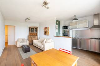 <span>Quares - TREVI Groep presenteert :<br /><br />Indeling</span>:<br />
<p>Op de 12de verdieping van een residentie met 15 verdiepingen bevindt zich deze praktisch ingedeelde studio-appartement van circa 41 m², gelegen in de residentiële en groene wijk Pulhof in Berchem. De studio combineert een compacte woonindeling met een aangenaam open uitzicht en een aansluitend terras.</p>
<p>De studio omvat een inkomhal, een open keuken met aansluitende leefruimte, een slaapgedeelte en een afzonderlijke badkamer. De leefruimte staat rechtstreeks in verbinding met het terras en geniet dankzij de ligging op de 12de verdieping van een mooi en open uitzicht.</p>
<p>Het slaapgedeelte bevindt zich aansluitend bij de leefruimte en is momenteel niet volledig afgescheiden. Dit kan desgewenst eenvoudig verder worden ingericht, bijvoorbeeld met een schuifdeur, zodat een meer afgescheiden slaapzone ontstaat. Het slaapgedeelte beschikt over een raam en een praktische inbouwkast.</p>
<p>De open keuken is geïntegreerd in de leefruimte en biedt de mogelijkheid om naar eigen smaak te worden gemoderniseerd. Ook de afzonderlijke badkamer, uitgerust met een douche in bad en toilet, kan een opfrissing gebruiken.</p>
<p>De studio beschikt over EPC-label B en is asbestveilig.</p>
<p>De maandelijkse gemeenschappelijke kosten bedragen circa € 210, waarvan ongeveer € 30 voor het reservekapitaal en € 180 voor het werkkapitaal. In deze kosten zijn onder meer water en gas inbegrepen; het privatieve verbruik wordt via de mede-eigendom verrekend.</p>
<p><span>Omgeving</span>:</p>
<p>De studio bevindt zich in de residentiële wijk Pulhof, een rustige en groene omgeving met een vlotte bereikbaarheid. In de nabije omgeving vindt u winkels, handelszaken, scholen, parken en sportfaciliteiten. Ook het openbaar vervoer en de belangrijkste invalswegen zijn gemakkelijk bereikbaar. Hierdoor zijn zowel het centrum van Antwerpen als de omliggende gemeenten vlot toegankelijk.</p>
<p>De groene omgeving vormt een bijkomende troef, met onder meer Park Den Brandt en Middelheim op korte afstand.<br /><br />Stedenbouwkundige inlichtingen en bodemattest in aanvraag.<br /><br /></p>