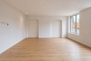 <p>Deze grondig gerenoveerde duplex in de Vuurtorenwijk, combineert ruimte, met comfort en afwerking op niveau.</p><p></p><p>Bij het binnenkomen valt meteen de lichtrijke en ruime woonkamer op, verder is er ook een open keuken met stijlvol kookeiland en toegang tot een ruim terras. Op deze verdieping vindt u eveneens een ruime slaapkamer, een apart toilet, een technische ruimte en een badkamer met zowel inloopdouche als ligbad.</p><p></p><p>Op de tweede verdieping van de duplex bevinden zich maar liefst vier extra slaapkamers en een tweede badkamer met toilet. Via deze verdieping heeft u bovendien toegang tot de zolderruimte, ideaal als thuiskantoor, hobbyruimte of extra bergruimte.</p><p></p><p>De renovatie werd grondig aangepakt: alle leidingen werden vernieuwd en het appartement is uitgerust met vloerverwarming, een ventilatiesysteem en parketvloeren. </p><p>Het geheel bevindt zich momenteel in de afwerkingsfase – als koper heeft u dus nog inspraak in de verdere afwerking en kunt u het appartement volledig naar eigen smaak personaliseren. De voor- en achtergevel en de private delen worden binnenkort eveneens vernieuwd.</p><p>Kortom: een unieke kans voor wie op zoek is naar een ruime, kwalitatieve woonst met vijf slaapkamers, een luxueuze afwerking én het strand om de hoek.</p><p></p>