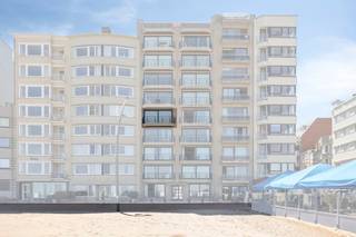 Dit ruime appartement bevindt zich op de vierde verdieping en geniet van een rustige ligging langs de Zeedijk, met een prachtig breed en frontaal zeezicht. Vanuit de ruime woonkamer heeft u via het balkon een indrukwekkend zicht over de kustlijn. Het panoramische frontale zeezicht strekt zich uit over maar liefst 5,15 meter.<br /><br />De woonkamer sluit aan op de open keuken, die volledig uitgerust is met ingebouwde toestellen zoals een koelkast met diepvriesvak, microgolfoven, oven, kookplaten, dampkap en vaatwasser.<br /><br />Via de inkomhal met vestiaire bereikt u het aparte toilet, de badkamer met dubbele lavabo en ligbad en een praktische berging met aansluiting voor wasmachine.<br /><br />Achteraan bevinden zich twee ruime slaapkamers, die elk toegang bieden tot het balkon aan de achterzijde. Hier bevindt zich bovendien een kleine extra berging.<br /><br />Op verdieping -1 beschikt het appartement over een private kelder van 3 m². Deze is ook bereikbaar via een achterdeur die met de wagen toegankelijk is, wat bijzonder praktisch is voor het laden en lossen van boodschappen of bagage.<br /><br />De slaapkamermeubels zijn inbegrepen. Als extra troef is er bovendien de mogelijkheid om een dubbele ondergrondse garage van 54 m² aan te kopen in de Meeuwenlaan, op ongeveer vijf minuten wandelen.<br /><br />Een ideale tweede verblijfplaats of vaste woonst voor wie volop wil genieten van ruimte, comfort en een uniek zeezicht.<br /><br />De algemene voorwaarden van Dewaele DIY kunt u steeds raadplegen via dewaele.com.<br /><br />Bestuursmaatregelen in het maatregelenregister: nee