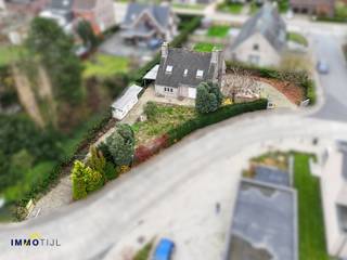 <p>Deze te renoveren woonst biedt enorm veel potentieel en ligt in een rustige, kindvriendelijke wijk, op wandelafstand van het station, scholen en winkels.</p>
<p>Op het gelijkvloers bevindt zich een inkomhal met apart toilet, een ruime leefruimte met aansluitend een open ruimte voor de keuken. Verder is er een praktische berging die naar wens kan worden ingericht, bijvoorbeeld als extra slaapkamer. Zowel de keuken als de woonkamer geven uit op de tuin.</p>
<p>De eerste verdieping omvat twee comfortabele slaapkamers en een badkamer met bad. De hoofdslaapkamer beschikt bovendien over ingemaakte kasten, wat voor extra comfort en opbergruimte zorgt.</p>
<p>Naast de woning is er ruime parkeergelegenheid. Bovendien zijn er een carport en een tuinberging aanwezig. Achteraan bevindt zich een tuin met terras, waar het heerlijk vertoeven is. De tuin is ook bereikbaar via een handige zijpoort.</p>
<p>De woning is uitgerust met dubbele beglazing en centrale verwarming op aardgas. Het pand beschikt over een gunstig EPC-label C en is vrij van renovatieverplichting. <span>Neem alvast een kijkje binnenin via onze virtuele rondleiding!<br /></span><br /><span>Op zoek naar een woning met veel mogelijkheden? </span><br /><span>Contacteer ons via niels@immotijl.be of 0474 12 56 41.</span></p>