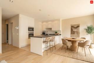 Dit instapklare appartement (BJ 2010) bevindt zich op de eerste verdieping (bereikbaar via trap en lift) van de kleinschalige residentie "Marieflor" in Pittem.<br />Deze eigendom beschikt over een bewoonbare oppervlakte van 77 m² alsook twee terrassen. Dankzij de CENTRALE LIGGING bevindt alles zich op wandelafstand met name bakker, slager, winkels, school, openbaar vervoer, enz.<br /><br />PLUSPUNTEN:<br />* CENTRALE LIGGING | GROENZICHTEN <br />* INSTAPKLAAR | GOED ONDERHOUDEN <br />* KWALITATIEVE MATERIALEN | PARKET <br />* GORDIJNEN (DEELS GEAUTOMATISEERD) INCLUSIEF <br />* ENERGIEZUINIG LABEL-B<br />* CONFORME ELEKTRISCHE KEURING TOT 2035<br />* MOGELIJKHEID TOT AANKOOP GARAGE € 26.000,00<br /><br />INTERIEUR:<br />U betreedt de residentie via de verzorgde gemeenschappelijke inkomhal met lift en trappenhal. Het appartement bevindt zich op de eerste verdieping en verwelkomt U in de inkomhal met apart gastentoilet. De lichtrijke leefruimte zal van 29,50 m² zal je direct bekoren! Dit met gezellige zit- en eetruimte die naadloos aansluit op de open ingerichte keuken, uitgerust met kookplaat | dampkap | oven | microgolf | spoelbak | frigo | vaatwasser. Vanuit de leefruimte heeft U rechtstreeks toegang tot het eerste terras van 5 m². Handig is tevens de berging naast de keuken. <br />Via de nachthall is er toegang tot 2 slaapkamers van 11,50 m² en 7,50 m², waarvan de grootste slaapkamer toegang biedt tot een zonnig terras van 9 m². <br />De ingerichte badkamer is voorzien van een douchecabine met zijsproeiers en dubbele lavabo met meubel en spiegelkasten. <br /><br />EXTERIEUR:<br />De eigendom beschikt over 2 aangename terrassen (9 m² | 5 m²) waardoor U de hele dag kan genieten van de zon. <br />Verder is er de mogelijkheid tot aankoop van een aparte garage (met geautomatiseerde poort. Bovendien is er parkeergelegenheid voorzien in de straat.