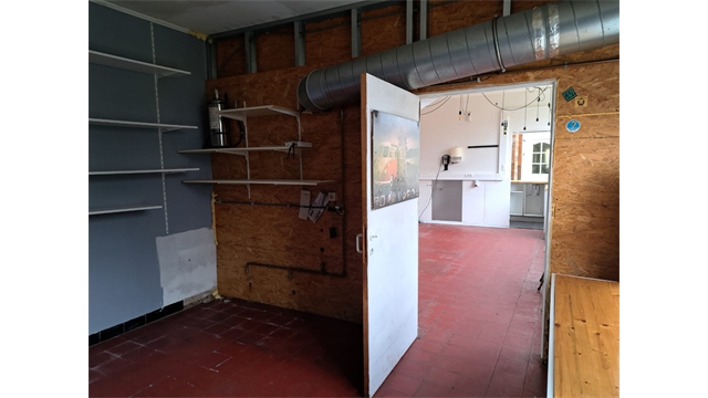 Een goed gelegen eigendom met commercieel gelijkvloers, appartement op de 1°verd en zolder met mogelijkheden tot het maken van kamers. - foto 4