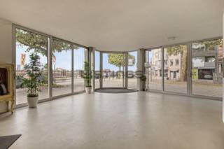 Showroom aan de Jordaenskaai.Indeling:Men komt meteen binnen in de ruime showroom met overal brede raampartijen voor een maximale zichtbaarheid en...