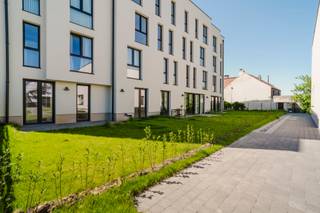 Energiezuinig nieuwbouw appartement met 2 slaapkamers en zonnig terras.Indeling:Inkomhal met vestiaire, berging en wc, keuken met eetkamer, een ruime...