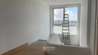Handelsunit met kantoorruimte en 2 sanitaire ruimtes te huur met een totale oppervlakte van 225m².<br />Dit handelspand geniet van een authentieke waterfrontligging in een omgeving waar wonen, toerisme, horeca en maritieme activiteiten samenkomen. De nabijheid van de jachthaven, de kust en de haven creëert een interessante mix van bezoekers en lokale klanten, ideaal voor uiteenlopende commerciële activiteiten.<br /><br /><u><strong>Benaderende OPPERVLAKTEN:</strong></u><br />Totale oppervlakte: 225m²<br /><br /><u><strong>INDELING:</strong></u><br />traphal (20m²): <span>handelsruimte<br /><br />Kantoorruimte (205m²)</span><br /><br /><span><u><strong>Bestemmingsmogelijkheden:</strong></u></span><br />horeca/kantoorruimte<br /><br /><strong><u>GROTE TROEVEN van dit handelspand:</u></strong><br />- Voldoende parkeergelegenheid<br />- Vlotte bereikbaarheid nabij de jachthaven van Zeebrugge<br />- Toeristisch trekpleister<br /><br /><u><strong>Bijzonderheden</strong></u><br />- Korttijdige bezetting<br />- Onmiddellijk beschikbaar<br /><br /><br />- Onze referentie op<strong> </strong><strong>www.centro.be</strong>: <strong>L0199 - 1B + 3</strong><br />- <strong>Interesse?</strong> Neem dan vandaag nog contact voor meer info of bezichtiging:<strong> </strong><strong>050700102</strong><strong>.</strong><br /><br /><strong>CENTRO | </strong><strong>BEDRIJFSVASTGOED </strong>is reeds 24 jaar <u>gespecialiseerd in de bemiddeling van commercieel- en bedrijfsvastgoed</u> in West- en Oost-Vlaanderen.<br /><strong>Wilt u ook weten hoeveel uw bedrijfsgebouw waard is?</strong><br />Contacteer ons vrijblijvend voor een marktconforme waardebepaling van uw pand. <br />
