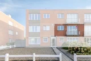 Appartement (eerste verdieping) langs de Raadsherenlaan met 2 slaapkamers, lichtrijke woonruimte, zongericht terras en garagebox (€ 25.000,00). Dit prima onderhouden appartement te koop (81m² aan bewoonbare oppervlakte / EPC B: 125) geniet van een centrale, doch rustige ligging in een kindvriendelijke omgeving nabij het centrum van Sint-Kruis (Brugge), openbaar vervoer, buurtwinkels, warenhuizen, scholen, sportcentra en met een vlotte verbinding richting Brugge, Damme, Knokke, Maldegem...<br />Indeling:<br />Eerste verdieping (circa 81m²):<br />- Ruime inkomhal met gastentoilet;<br />- lichtrijke woonkamer;<br />- afzonderlijke leefkeuken;<br />- praktische berging met CV-installatie;<br />- 2 ruime slaapkamers (14m² &amp; 13m²) waarvan 1 met zongericht terras;<br />- badkamer (4m²) voorzien van ligbad met douchemogelijkheid en lavabo in meubel. <br />Gelijkvloers:<br />- Garagebox (€ 25.000,00)<br /><br />Bestuursmaatregelen in het maatregelenregister: nee