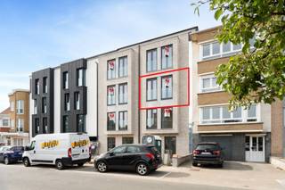 <strong>Koksijde: Luxueus nieuwbouwappartement met ruim terras vlak bij het centrum!</strong> <br />
<p>Opgeleverd &amp; onmiddeliujk beschikbaar! <br />Aankoop onder 6% BTW ! <br />Ontdek dit stijlvolle appartement in het gloednieuwe woonproject residentie Isabella, gelegen in het hart van Koksijde.<br />Deze moderne residentie bevindt zich op wandelafstand van winkels, restaurants en het strand, en combineert een centrale ligging met rust en privacy.<br />Met zijn eigentijdse architectuur, duurzame materialen en oog voor detail biedt Residentie Isabella een exclusieve woonervaring aan de Belgische kust.<br /><br /><br /><strong>Indeling:</strong><br />Inkomhal, gastentoilet, berging met aansluiting voor wasmachine, badkamer met dubbele wastafel in meubel en douche, ruime leefruimte met open keuken en aangrenzend zongericht terras, 2 volwaardige slaapkamers.<br /><br /><br /><strong>Troeven:</strong></p>
<ul><li>Kleinschalig en rustig wonen met slechts 9 appartementen.</li><li>Optimale geluidsisolatie voor extra privacy.</li><li>Moderne energie-efficiëntie en ventilatiesysteem.</li><li>ruim zonneterras.</li><li>Ondergrondse verdieping met parkeerplaatsen en bergingen.</li></ul>
<br /><strong>Meer informatie?</strong> Contacteer Christian op 058 51 23 23.