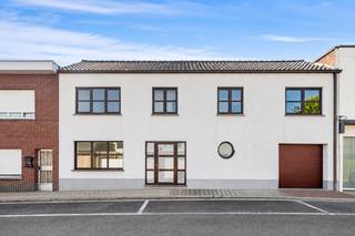 Op zoek naar een <strong>ruime instapklare gezinswoning</strong> op een rustige, maar centrale locatie? Deze verzorgde woning in Liedekerke is gelegen in een <strong>rustige eenrichtingsstraat</strong>, terwijl winkels – scholen - openbaar vervoer en andere voorzieningen zich op korte afstand bevinden. Via de <strong>ruime inkomhal met gastentoilet en praktische maatkasten</strong> betreedt u de gezellige leefruimte, waar grote raampartijen zorgen voor veel lichtinval en een aangenaam zicht op de tuin. De <strong>open keuken</strong> is volledig uitgerust en biedt alle comfort. De <strong>stijlvolle badkamer</strong> beschikt over een inloopdouche - ligbad en dubbele lavabo. <br /><br />Verder beschikt de woning over een <strong>ruime inpandige garage</strong> met aansluitend een <strong>praktische berging</strong>. Buiten geniet u van een zonnige - <strong>onderhoudsvriendelijke tuin zonder inkijk</strong>, waar privacy en rust centraal staan. <span>De aangekochte terrastegels zijn bovendien inbegrepen in de verkoop (foto terras ter illustratie)</span>. Op de eerste verdieping bevinden zich <strong>vier volwaardige slaapkamers</strong>, ideaal voor een gezin of voor wie extra ruimte wenst voor een bureau of hobbykamer. <strong>De zolder biedt bijkomende opslagmogelijkheden</strong>. <br /><br />Extra troeven:<br />- Vernieuwde verwarmingsintallatie 2020<br />- Centrale verwarming aardgas<br />- Rolluiken<br />- Geen renovatieverplichting<br />- Asbestveilig<br />-..<br /><br />Kortom een ideale gezinswoning die ruimte, comfort en een uitstekende ligging perfect combineert. Zeker een bezoek waard! Aarzel niet om contact op te nemen via info@localsvastgoed.be of via 054 23 53 83 voor meer informatie of een bezoek!