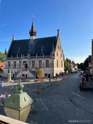 <p>Het pand heeft een bruikbare vloeroppervlakte van liefst 260m², zijnde 34m² kelderruimte, 90m² op de gelijkvloerse verdieping, 90m² op de eerste verdieping en 46m² op de derde verdieping.</p>
<p>Het pand werd reeds gestript en is direct klaar voor een koper op zijn/haar wensen uit te voeren. De verschillende open gemaakte ruimtes zorgen ervoor dat het pand kan worden gebruikt voor een COMBINATIE VAN WONEN op de verdiepingen EN WERKEN op het gelijkvloers. Voor dergelijke werkzaamheden zijn reeds hapklare BOUWPLANNEN VOOR HANDEN! Tevens kan het ook volledig als woning worden gebruikt.</p>
<p>Het pand kon nauwelijks centraler gelegen zijn en biedt u vooraan frontaal zicht op het monumentale stadhuis van Damme en opzij naar de kerk.</p>
<p>Van dit multifunctionele karakterpand uw nieuwe project maken?</p>
<p>Contacteer Bonne Vastgoed 7 op 7 voor meer info via 0468/10.40.40 of<span> </span>info@bonnevastgoed.be</p>