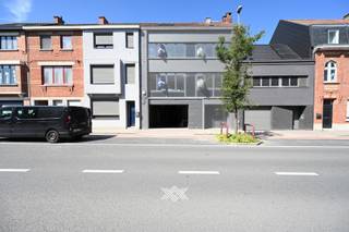 Dit uniek investeringspand, uitstekend gelegen in de Guido Gezellelaan, is samengesteld uit een éénslaapkamerappartement (71m2) op het eerste...
