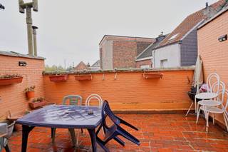 Dit charmante huis in Boom is een perfecte combinatie van modern comfort en sfeervolle uitstraling. Bij binnenkomst wordt je verwelkomd in een ruime inkomhal, ook de zeer ruime garage is op dit verdiep te vinden. Op de eerste verdieping is er een ruime woonkamer met veel natuurlijke lichtinval en keuken. De keuken is uitgerust met moderne apparatuur en biedt toegang naar het terras met voldoende ruimte voor een gezellige eethoek.<br />Op de tweede verdieping vind je 3 ruime slaapkamers en een badkamer.<br />Gelegen in een rustige buurt, ben je toch dichtbij alle nodige voorzieningen, zoals winkels, scholen en openbaar vervoer. Daarnaast heeft deze woning met de ruime garage plaats voor zeker 2 wagens.<br />Dit huis biedt een unieke kans voor iedereen die op zoek is naar een comfortabele en stijlvolle leefomgeving. Maak snel een afspraak op 052/41.41.94 voor een bezichtiging en ontdek zelf de mogelijkheden!<br />Referentie: 5294