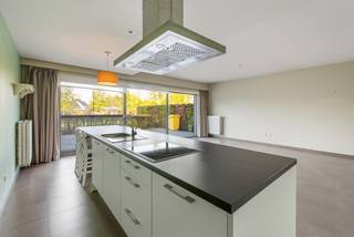 Goed gelegen appartement op het gelijkvloers met 2 slaapkamers en ruim terras.<br />In het laatste gebouw van een appartementencomplex aan de Kerstraat in Geel bevindt zich dit aantrekkelijk appartement. <br />Omwille van de situering heeft het een rustige ligging en een aangenaam uitzicht op gemeenschappelijke tuin.<br />We betreden de inkomhal met gastentoilet en vestiairekast. De hal biedt toegang tot de twee slaapkamers en de badkamer met douche en dubbele wastafel. De ruime living met open keuken geniet veel daglicht en kijkt uit middels grote schuiframen op het grote terras en de gemeenschappelijke tuin.<br />De keuken is voorzien een ontbijthoek, riant werkblad, de spoelbak, een vaatwasser, de keramische kookplaat met dampkap, een combi-oven en koelkast en aansluitend de voorraadberging.<br />Een staanplaats voor de auto is inbegrepen en gesitueerd net naast het appartement.