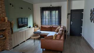 Op zoek naar een ideale starterswoning op een rustige, maar centrale locatie? Dan is deze instapklare woning in Steenhuffel zeker een bezoek waard! <br /><br />Deze charmante woning beschikt over 2 volwaardige slaapkamers en een praktische dressing, ideaal voor extra comfort en opbergruimte. <br /><br />De woning wordt verwarmd via een condenserende gasketel en werd in 2020 voorzien van nieuwe ramen met hoogrendementsglas. Dankzij de zonnepanelen en thuisbatterij geniet u bovendien van lage energiekosten en ook de elektriciteit is volledig conform, wat zorgt voor extra gemoedsrust. <br /><br />Buiten vindt u een volledig omheinde, zuidgerichte tuin waar u de hele dag van de zon kan genieten. De woning beschikt daarnaast over 2 zonneterrassen, perfect om gezellig te ontspannen of gasten te ontvangen. Extra stockageruimte nodig? Het ruime tuinhuis biedt tal van mogelijkheden. Er is een zij-ingang voorzien zodat ook fietsen makkelijk achteraan kunnen worden opgeborgen. <br /><br />Bovendien geniet u van een uitstekende ligging, met scholen en winkels in de nabije omgeving en een vlotte verbinding via het openbaar vervoer. <br /><br />Indeling van de woning: <br />- Gelijkvloers: gezellige living met eetruimte, keuken en een ruime badkamer voorzien van aansluitingen voor wasmachine en droogkast. <br />- Eerste verdieping: grote slaapkamer en afzonderlijke dressing die uitgeeft op de tweede ruime slaapkamer op het tweede verdiep. <br /><br />Troeven van deze woning: <br />- Instapklaar <br />- Zuidgerichte, omheinde tuin <br />- Zonnepanelen en thuisbatterij aanwezig <br />- Verwarming via condenserende gasketel <br />- Elektriciteit conform <br />- Vernieuwde ramen met hoogrendementsglas <br />- Gunstig kadastraal inkomen van slechts 498 euro <br />- EPC D — geen renovatieverplichting! <br /><br />Een instapklare woning met veel troeven op een aangename locatie! <br /><br />Voor bezichtiging, bel 0479/65.42.93