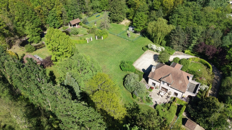 Ruime villa van 336m² op 1 hectare 45 are met vijver - foto 2