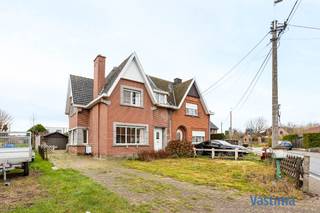 Bent u op zoek naar een woning die u volledig naar eigen smaak kan renoveren? Deze halfopen bebouwing is gelegen in een rustige woonwijk met...