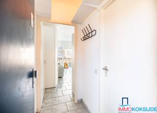 <strong>Koksijde-Bad, Studio in goede staat </strong><strong>gelegen in het centrum van Koksijde en op wandelafstand van het strand, 1e verdieping met lift.</strong><br /><br />Deze studio is gelegen op de eerste verdieping en bestaat uit: een inkom, woonkamer met open en ingerichte keuken met toegang tot het terras, badkamer met douche, wastafel en toilet. Bij deze studio hoort een private kelder en een gemeenschappelijke fietsenberging.<br /><br />De goed gelegen studio is in goede staat en is vrij aan de notariële akte.