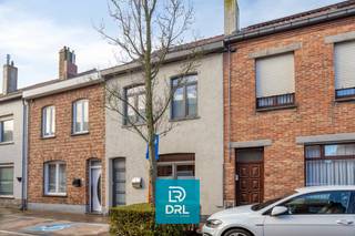 Deze instapklare woning is gelegen in de geliefde wijk De Konterdam te Oostende, een rustige en aangename buurt met vlotte verbinding naar het centrum, winkels en openbaar vervoer. <br /><br />Bij het betreden van de woning kom je terecht in een ruime en lichtrijke leefruimte die meteen een warm gevoel uitstraalt. De gashaard zorgt voor extra gezelligheid en maakt van deze ruimte een ideale plek om te ontspannen.<br />Aansluitend heb je de eetplaats met een ruime en praktische keuken die via het schuifraam verbonden is met het aangename terras/stadstuintje.<br />Verder beschikt de woning over een badkamer op het gelijkvloers en drie 3 slaapkamers op de eerste en tweede verdieping met voldoende ruimte en heel wat mogelijkheden. Dankzij de vele ingemaakte kasten is deze tevens zeer onderhoudsvriendelijk ingericht.<br /><br />Deze woning combineert wooncomfort, licht en een gunstige ligging, wat ze uitermate geschikt maakt als gezinswoning of als interessante investering.<br /><br />Meer info of een bezoek inplannen? Contacteer DRL VASTGOED, 050 65 95 95 of info@drlvastgoed.be