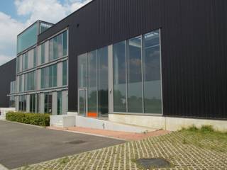 - Nieuwe gebouwen met professionele uitstraling<br />- Op 2,5 Km gelegen van afrit 24 (Geel Oost) van de E313 (Antwerpen - Luik)<br />- Kleine kantoorruimtes mogelijk aan zeer concurrentiële prijzen.