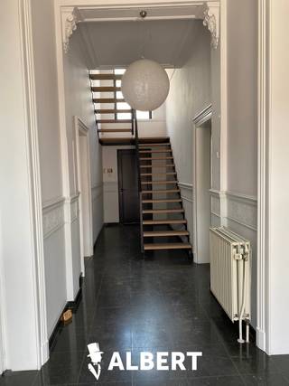 <p>Dit gerenoveerde en charmante kantoorgebouw biedt een moderne, comfortabele en representatieve werkomgeving op een bijzonder strategische locatie, op slechts 7,5 km van het centrum van Sint‑Truiden én even dicht bij de E40.<br />Dankzij de ligging langs deze belangrijke verbindingsweg geniet uw bedrijf bovendien van een uitstekende zichtbaarheid.<br /><br />Met een nuttige oppervlakte van 220 m², verdeeld over twee verdiepingen, beschikt het gebouw over 8 aangename kantoorruimtes, een modern uitgeruste keuken met zitgedeelte en een verzorgd sanitair blok. De houten vloer in de kantoorruimtes geeft het geheel een warme en stijlvolle uitstraling.<br /><br />Voor het gebouw zijn 4 gereserveerde parkeerplaatsen voorzien, ideaal voor bezoekers of medewerkers die snel toegang nodig hebben. Aan de achterzijde bevindt zich een ruime parkeerruimte met minstens acht extra plaatsen, waarvan zes overdekt, wat een grote troef vormt voor dagelijks gebruik.<br /><br />Dit geheel wordt te huur aangeboden voor € 2.000 per maand (excl. BTW).<br />Bijkomende kost : aandeel in de onroerende voorheffing (op aanvraag)<br /><br />Voor meer info contacteer Oliver op 0487/542083 of oliver.teetzmann@albert.immo</p>