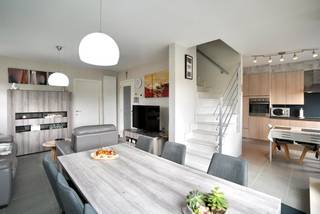 Dit RECENT gezellig drieslaapkamer appartement maakt deel uit van een kleine verzorgde blok en ligt in één van de gekende straten te Evergem met om...