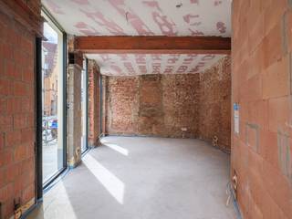 <strong>Casco handelsruimte op toplocatie in Gent met tal van mogelijkheden</strong><br /><br />Deze casco handelsruimte maakt deel uit van een kwalitatief renovatieproject binnen een kleinschalige residentie. Het is gelegen op een centrale ligging nabij het Gentse stadscentrum, het Begijnhof en het Sint-Michielsplein.<br /><br />Met een bruikbare vloeroppervlakte van ca. 58 m², aangevuld met een kelder van 20 m², biedt deze ruimte tal van mogelijkheden voor kantoor-, praktijk-, handels- of lichte horecadoeleinden. Achteraan is er aansluiting voorzien voor de inrichting van een personeelsruimte en/of keuken.<br /><br /><strong>Een interessante opportuniteit voor ondernemers en investeerders op een uitstekende locatie in de levendige Hoogstraat.</strong><br /><br /><em>Voor meer informatie: mail naar info@carloeggermont.be</em>