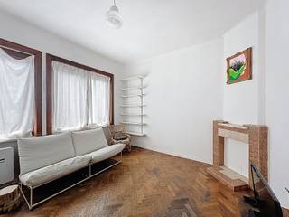 <p><span>Vraag een bezoek aan via </span>https://mijnhuurprofiel.be/property/ca6b8031-91ba-4003-9c5e-04834f43872d</p><p><br /></p><p><strong><span></span></strong><strong>Te huur: verzorgd appartement in de Amandelbomenlaan, 1020 Brussel, in een rustige residentiële buurt nabij scholen, openbaar vervoer en park.</strong></p><p>Dit appartement biedt een praktische indeling en een gunstige ligging voor wie comfortabel wil wonen in de stad. De woonruimte is licht en aangenaam, met een terras voor een frisse buitenruimte. De keuken is volledig uitgerust en de aanwezigheid van een garage en twee private kelders zorgt voor extra opslag en gemak.</p><p><br /></p><p><strong>Belangrijkste ruimtes:</strong></p><ul><li>Living (15,9 m²) met aangename lichtinval</li><li>Keuken (8,6 m²) voorzien van spoelbak, dampkap, microgolf, koelkast, oven en gasfornuis</li><li>Slaapkamer (16,2 m² &amp; 8,5 m²)</li><li>Badkamer (4,3 m²) met ligbad en aansluitingen voor wasmachine en droogkast</li><li>Inkomhal (6,6 m²) met parlofoon</li><li>Garage (15,6 m²)</li><li>Terras (3,1 m²) met stopcontact</li><li>Twee individuele private kelders (4,5 m² en 3,1 m²)</li><li>Toilet (1,0 m²)</li><li>Gemeenschappelijke tuin</li></ul><p><strong>Troeven:</strong></p><ul><li>Rustige residentiële ligging nabij park, scholen en openbaar vervoer: 200m van Baudouin, 5 grootwarenhuizen. VUB kliniek op 4km.</li><li>Inclusief garage en twee private kelders</li><li>Functionele indeling met terras</li></ul>