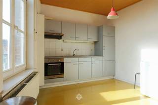 <p><span>GENT </span><span>- Goudstraat 1: Ben je op zoek naar een gezellig en instapklaar appartement te huur in Gent? Dan is dit pand misschien wel iets voor jou.</span></p><p><span> </span></p><p><span>De troeven in een notendop:</span></p><ul><li><span>Gelegen in het stadscentrum, maar in een rustige straat</span></li><li><span>Ruim en lichtrijk</span></li><li><span>Nabij belangrijke invalswegen</span></li></ul><p><span> </span></p><p><span>Indeling</span><span>: </span></p><p><span>Op de tweede verdieping, geen lift.</span></p><p><span>Inkomhal, ruime en lichtrijke leef- en eetruimte, ingerichte keuken (dampkap, oven, kookvuur). Verder beschikt het appartement over twee slaapkamers en een badkamer uitgerust met douche-bad combinatie, lavabomeubel en toilet. </span></p><p><span> </span></p><p><span>Dit appartement is ideaal voor wie op zoek is naar een charmante woonst op een </span><span>centrale en goed bereikbare locatie in Gent.</span></p><p><span> </span></p><p><span>Belangrijke informatie:</span></p><p><span>Huurprijs:</span><span> 950 EUR/maand. </span><span>EGW (elektriciteit, gas en water) afzonderlijk af te rekenen.</span></p><p><span>Beschikbaar vanaf: </span><span>15/11/2026. Domicilie verplicht.</span></p><p><span> </span></p><p><span>Interesse in dit gezellige appartement? Vraag dan snel jouw bezoek aan via onze website!</span></p><p><span> </span></p>