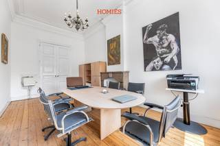 Deze te renoveren stadswoning bevindt zich in de Naamsevest 12, op een strategische locatie vlak bij winkels, scholen, openbaar vervoer en op korte wandelafstand van het bruisende stadscentrum. Dankzij de reeds verkregen omgevingsvergunning vormt dit pand een uiterst interessante kans voor wie een renovatieproject wil combineren met comfortabel wonen en/of werken in hartje Leuven. De woning biedt een solide basisstructuur en een ruim woonvolume dat zich uitstrekt over meerdere niveaus. Op het gelijkvloers bevindt zich een aparte bureauruimte met vergaderruimte, ideaal voor zelfstandigen, thuiswerkers of wie graag een praktijkruimte aan huis heeft zonder het wooncomfort te verstoren. Op de eerste verdieping start het eigenlijke woongedeelte, met een lichtrijke leefruimte, een keuken met eetplaats en toegang tot een terras. De tweede verdieping beschikt over drie slaapkamers en twee badkamers. De bovenste verdieping doet vandaag dienst als speelzolder, maar kan even goed ingericht worden als vierde slaapkamer, bureau of hobbyruimte. Belangrijk: er dienen verplichte ruwbouwwerken uitgevoerd te worden ter waarde van ongeveer €50.000. Extra troeven zijn de gemeenschappelijke binnentuin, een rustige groene oase midden in de stad, én de toegang voor fietsen. Stedenbouw in aanvraag. Interesse? Aarzel dan niet om ons te contacteren via info@homies.be of via 016 22 82 22.