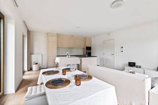 <p><strong>BEZOEKDAG OP AFSPRAAK - Plan uw bezoek in online via www.altro.be!</strong></p><p>Comfortabel wonen in het hart van Wetteren: Jouw nieuwe thuis op de Rode Heuvel Ben je op zoek naar een energiezuinige plek waar je alleen nog maar je koffers hoeft uit te pakken? Dit instapklare gelijkvloers appartement in het project Rode Heuvel-W2O combineert het beste van twee werelden: de levendigheid van het centrum met de Markt, winkels en terrasjes om de hoek, en de rust van een modern, kwalitatief gebouw. Binnen valt direct de lichtrijke leefruimte op. De grote ramen zorgen voor een heerlijke lichtinval en een naadloze overgang naar de eigentijdse open keuken. Met twee slaapkamers, een nette badkamer, apart toilet en een handige berging is de indeling zowel praktisch als stijlvol. Geniet van je eigen buitenruimte op het terras en maak gebruik van de extra opslagmogelijkheden in de bijbehorende kelderberging. Waarom dit appartement een slimme keuze is:<br />✅ Topscore: EPC-label A (geen renovatieplicht).<br />✅ Zorgeloos: Elektriciteit volledig conform en asbestveilig.</p><p><strong>BEZOEKDAG OP AFSPRAAK - Plan uw bezoek in online via www.altro.be!</strong></p>