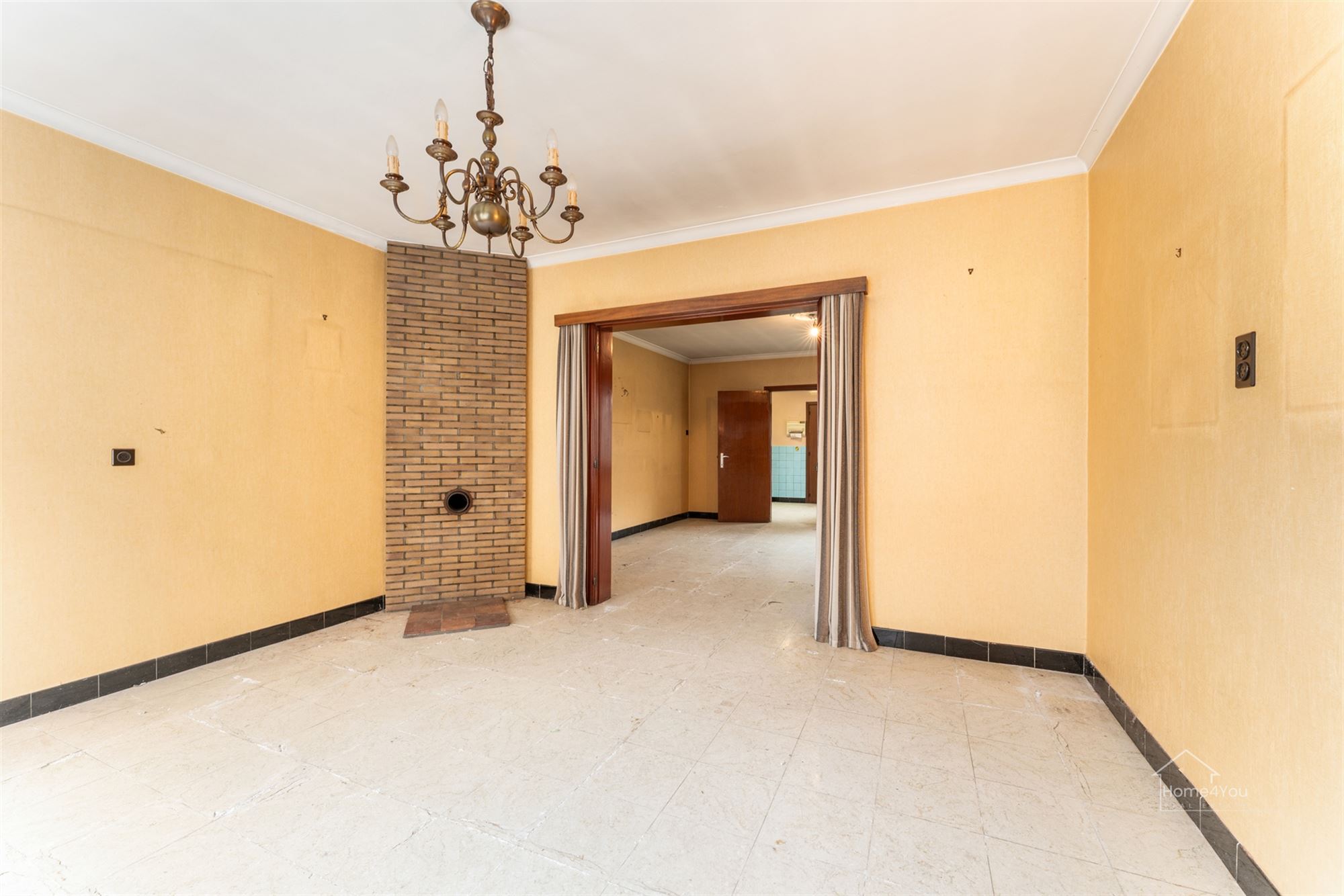 Spacieuse maison mitoyenne avec potentiel sur le village ! - photo 3