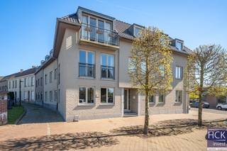 De liggingDit appartement is gelegen op het gelijkvloers van 'Residentie Bel Air', een nieuw opgericht gebouw uit 2008 gelegen aan het Eineplein en...