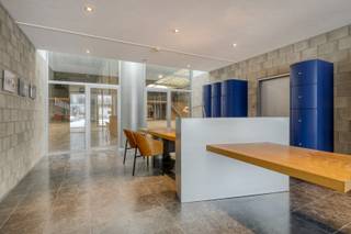 Dit vrijstaande gebouw, ontworpen door architect Jo Crepain, is gelegen in Niel (Boom) en dateert uit 1991 en verder uitgebouwd in 1995. Met een perceeloppervlakte van 4665 m² en een bruikbare ruimte van 2952 m² binnen biedt deze industriebouw veel mogelijkheden voor verschillende soorten industriële projecten of ambachten. <br /><br />Het atelier is ruim opgezet en biedt veel natuurlijk licht, waardoor het een inspirerende omgeving is om in te werken. Met zijn industriële uitstraling en hoge plafonds is er veel ruimte voor de maak- of opslag sector .<br /><br />De ligging in Niel is ideaal voor ondernemers die op zoek zijn naar een makkelijke bereikbaarheid voor klanten, leveranciers of personeel. Gelegen in de gouden KMO driehoek van Antwerpen-Brussel-Sint Niklaas in industriepark Krekelenberg nabij BOOM , aan de oprit van de A 12 en de Rupel.<br /><br />Het gebouw is eigentijds met gepolierde betonvloeren, stalen draagstructuren met lichtstraten, met een nieuw geïsoleerd dak sinds 2018; met een kantoor en vergaderruimte in de mezzanine, alsook modern confort voor het personeel ( douches-toiletten-refter-buitenruimten). Voor de leveranciers en de klanten zijn er hoge sectionale poorten, brandcentrale, eigen hoogspanningslokaal, eventueel verfspuitkabine en droogkabine, kortom multifunctionele werkomgeving.