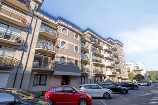 <p>Ben je op zoek naar een ruim gelijkvloers 3-slaapkamer appartement met een zonnige tuin en een veilige garagebox vlak bij Brussel?<br /><br />Dan is dit appartement geschikt voor jou en je gezin!<br /><br />Het appartement is gelegen in de Rue du Bon Pasteur 4, een aangename en rustige straat in een residentiële wijk van Molenbeek op 1 straat van de gemeente Sint-Agatha-Berchem. Deze buurt staat gekend om haar uitstekende bereikbaarheid en aangename leefomgeving, op een boogscheut van scholen, lokale winkels, openbaar vervoer en de belangrijkste invalswegen naar het centrum van Brussel en de Brusselse ring.<br /><br />Het appartement is als volgt ingedeeld: een inkomhal, een lichtrijke leefruimte, een open uitgeruste keuken voorzien van kwalitatieve merktoestellen van Zanussi, Bosch en AEG, 3 volwaardige slaapkamers, een volledig vernieuwde badkamer met hedendaags comfort en 2 aparte toiletten.<br /><br />De absolute kers op de taart is het ruime terras met aansluitend de privatieve tuin. Hier geniet je in alle rust van het buitenleven. Daarnaast is de woning uitgerust met een professioneel Verisure alarmsysteem voor jouw optimale gemoedsrust.<br /><br />Als extra optie is er de mogelijkheid om een ruime, gesloten ondergrondse garagebox aan te kopen voor de prijs van € 26.000. Een absolute meerwaarde voor veilig parkeren en extra opslagruimte.<br /><br />Het pand heeft een EPC-score G, hoofdzakelijk door de aanwezigheid van individuele elektrische verwarming in plaats van een centrale verwarmingsinstallatie. Dit biedt echter het grote voordeel dat het EPC-attest mits enkele gerichte aanpassingen snel en efficiënt geoptimaliseerd kan worden naar eigen behoefte.<br /><br />Niet twijfelen, contacteer Mathias via 0478/70.96.49 of mathias.ehmann@weinvest.be voor meer informatie of een bezoek ter plaatse!</p>
