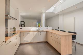 <p>Vous êtes à la recherche d'une habitation chaleureuse au look contemporain, offrant beaucoup d'espace et prête à être immédiatement habitée ? Alors cette maison prête à l'emploi et économe en énergie (PEB B) à Willebroek mérite assurément le détour.</p><p> </p><p>Vous êtes accueilli dans un agréable hall d'entrée, donnant accès à la salle à manger puis au séjour chaleureux. Le véritable atout du rez-de-chaussée est incontestablement la cuisine ouverte, particulièrement spacieuse et entièrement équipée. Grâce à son agencement pratique, c'est un endroit idéal pour cuisiner, se retrouver autour de la table et passer de bons moments ensemble. Un grand espace de rangement et des toilettes séparées apportent en outre un confort et une praticité supplémentaires. Autre atout indéniable : le puits de lumière, qui inonde le rez-de-chaussée de lumière naturelle et lui confère une sensation d'espace encore plus grande.</p><p>À l'arrière se trouve un agréable jardin orienté sud, avec terrasse aménagée et abri de jardin. Grâce à la cave, l'espace de rangement ne manque pas.</p><p>Au premier étage, le hall de nuit dessert deux belles chambres ainsi qu'une salle de bains confortable, équipée d'une baignoire, d'une douche, d'une double vasque et de toilettes. Le deuxième étage accueille encore une troisième chambre particulièrement spacieuse. Grâce à sa généreuse superficie, cette pièce peut facilement être divisée en deux chambres distinctes, permettant à la maison de s'adapter aisément aux besoins évolutifs d'une famille, au télétravail ou à un hobby.</p><p> </p><p>En résumé : une maison de 170 m², jeune, soignée et entièrement prête à l'emploi, avec des châssis récemment installés, offrant une surprenante abondance d'espace et de lumière. À distance de marche et à vélo des commerces, du centre et des transports en commun. De plus, à un jet de pierre de Malines et bénéficiant d'excellentes liaisons vers Anvers, Bruxelles et Saint-Nicolas.</p><p> </p><p>Informations urbanistiques : Vg - Wg - Gmo - Gvkr - Gvv</p><p>Plus d'informations et documents sur www.malines-group.be</p>