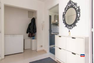 <p><span>DEURNE | INSTAPKLAAR APPARTEMENT MET TWEE SLAAPKAMERS EN BALKON GELEGEN OP DE EERSTE VERDIEPING VAN KLEIN VERZORGD GEBOUW | EPC B | </span></p><p><span>Indeling als volgt: inkomhal - woonkamer - gesloten keuken - twee slaapkamers - balkon - badkamer met douche, lavabomeubel, toilet en aansluiting wasmachine.</span></p><p><span> </span></p><p><span>Troeven :</span></p><p><span>*zeer gunstig gelegen in een rustige woonwijk, vlakbij het Bisschoppenhofpark, openbaar vervoer, winkels en scholen.</span></p><p><span>*zeer lage maandelijkse kosten (ca. €20/maand voor minuterie blokpolis)</span></p><p><span>*dak vernieuwd in 2021</span></p><p><span>*ramen vernieuwd in 2020</span></p>