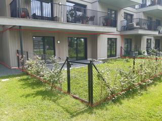 Dit appartement beschikt over een inkomhal, leefruimte met open keuken, tuin en terras, twee (slaap)kamers, badkamer en berging.<br /><br />U geniet tevens van een rustige omgeving én een prachtig zicht op het gemeentepark. <br /><br />In de huurprijs zijn ook een gemeenschappelijke fietsenberging en een autostaanplaats inbegrepen. Gordijnrails en verlichtingsarmaturen worden nog voorzien. <br /><br />Provisie gemeenschappelijke kosten: 60 EUR/MAAND.