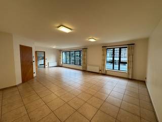 TE HUUR – GENT. Dit uitzonderlijke appartement van 188 m² op de derde verdieping combineert ruimte, licht en comfort op een unieke locatie aan...