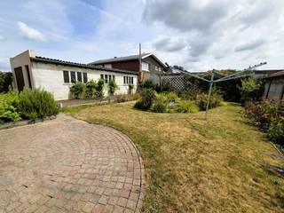 <p><span>Op zoek naar een instapklare woning op een rustige locatie? Deze uitstekend onderhouden vrijstaande woning bevindt zich in een rustige woonstraat in Hulshout, op fietsafstand van het centrum.</span></p><p><span>De woning is gelegen op een volledig afgesloten en onderhoudsvriendelijk perceel van 520 m² en beschikt over een ruim, praktisch bijgebouw van ongeveer 75 m², ideaal als opslagruimte of hobby werkplaats.</span></p><p><span>Dankzij de centrale verwarming op aardgas (met vernieuwde brander), dubbele beglazing en een gerenoveerde badkamer biedt deze woning een aangenaam wooncomfort.</span></p><p><span>Bij het betreden van de woning komt u in een charmante inkomhal met vestiairekast, die toegang geeft tot de keuken en de lichtrijke woonkamer. De woonkamer is afgewerkt met een stijlvolle parketvloer en geniet van een mooi uitzicht op de tuin. Aansluitend aan de keuken bevinden zich een praktische was-/bergruimte en een apart gastentoilet.</span></p><p><span>Op de verdieping leidt de ruime nachthal naar drie volwaardige slaapkamers, waarvan twee met ingemaakte kasten. De opgefriste badkamer is uitgerust met een ligbad, douche, toilet en lavabomeubel.</span></p><p><span>Via een valtrap bereikt u de zolder, die extra opbergruimte biedt. Daarnaast beschikt de woning over een garage en een handige kelderberging.</span></p><p><span>Troeven:</span></p><ul><li><span>Rustige ligging </span></li><li><span>Instapklaar en uitstekend onderhouden</span></li><li><span>3 volwaardige slaapkamers</span></li><li><span>Gerenoveerde badkamer</span></li><li><span>Dubbele beglazing</span></li><li><span>Centrale verwarming op aardgas</span></li><li><span>Garage, kelder en zolder</span></li><li><span>Ruim bijgebouw van ca. 75 m²</span></li></ul><p><span> </span></p><p><span>Interesse? Neem gerust contact op met ons kantoor Dupont Vastgoed voor meer informatie of om een bezoek ter plaatse in te plannen op 015 15 15 15.</span></p><p><span> </span></p>