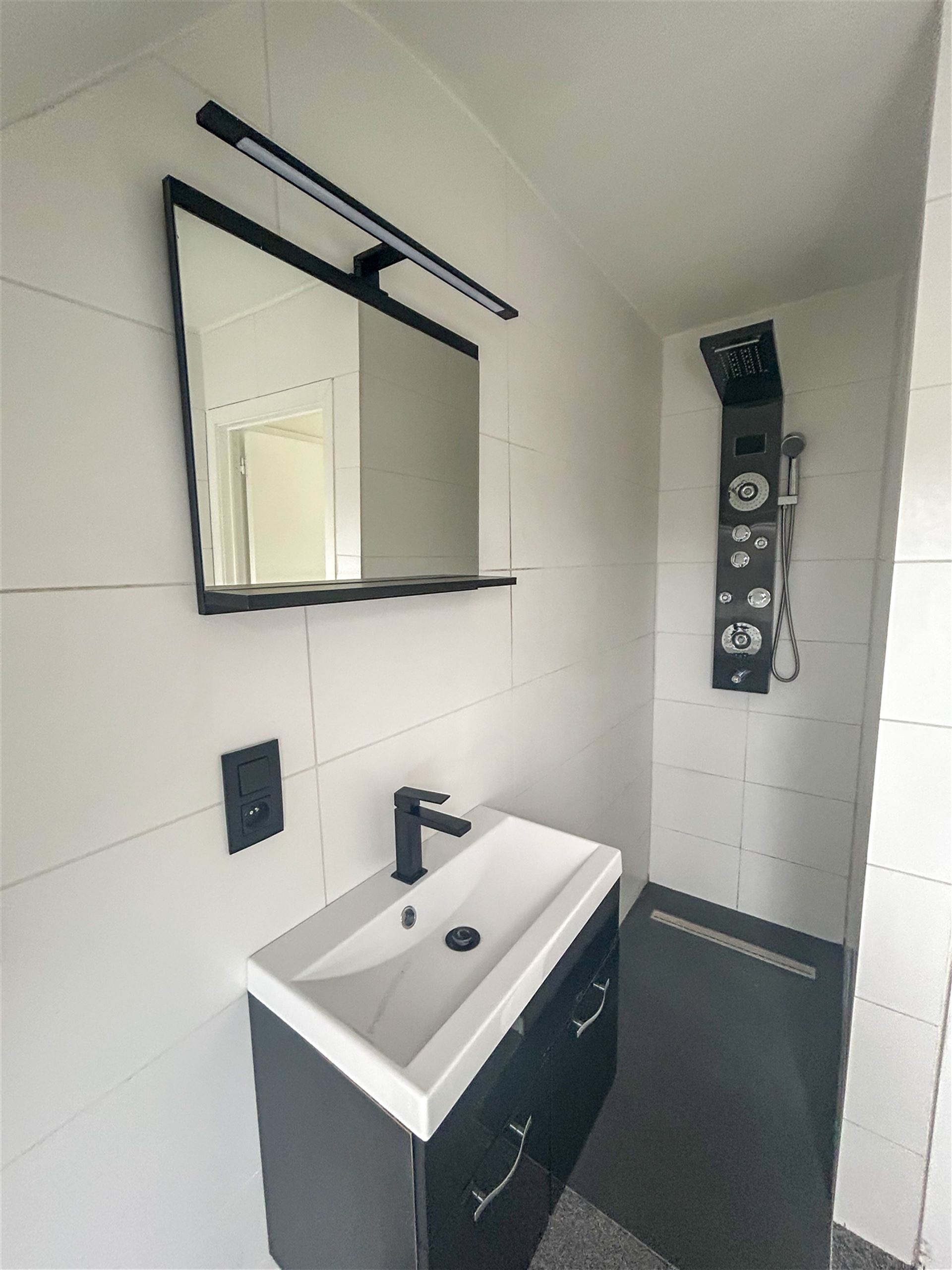 Appartement met 1 slaapkamer, terras en privatieve autostaanplaats in Maasmechelen! - foto 5