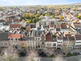Deze imposante herenwoning (momenteel 6 appartementen en kantoor + parking) in neo-Vlaams-renaissancestijl is dé ideale investering voor iedereen...