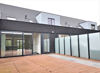 <p>Ruim energiezuinig appartement met groot dakterras</p><p>Ontdek dit ruime en lichtrijke appartement te huur op een toplocatie waar alles binnen handbereik ligt. Met 3 slaapkamers en een aangenaam terras biedt deze energiezuinige woning een uitzonderlijke combinatie van comfort, ruimte en buitenleven.</p><p>De royale leefruimte geniet van veel natuurlijk licht en creëert een aangename sfeer om te wonen en te ontspannen. De drie slaapkamers bieden voldoende ruimte voor een koppel, een klein gezin of wie graag een extra bureau of hobbyruimte wenst.</p><p>Buiten wacht een groot pluspunt: een ruim dakterras waar je in alle rust kunt genieten van het mooie weer en een privatieve auto staanplaats. Bovendien bevindt het appartement zich op een uitstekende locatie met winkels, openbaar vervoer, scholen en andere voorzieningen vlakbij.</p><p>Ben je op zoek naar een comfortabel, energiezuinig appartement met 3 slaapkamers en terras op een centrale ligging? Dan is dit zeker een bezoek waard.</p>
