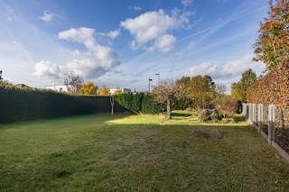 Cette charmante maison offre une excellente base pour une rénovation et bénéficie d'un emplacement très agréable, calme et pourtant...