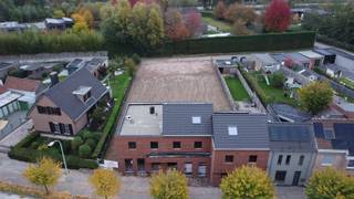  2 Nieuwbouwwoningen te Broekstraat 245 en 247 Eine, Oudenaarde INDELINGJe komt de gesloten bebouwing binnen langs de inkomhal met...