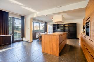 Uitzonderlijk ruim wonen op een toplocatie in het centrum van Hasselt. <br /><br />Bent u op zoek naar ruimte, licht en comfort in het centrum van de stad? Dit indrukwekkende appartement op het Torenplein 2 bus 2 biedt met een oppervlakte van maar liefst 192 m2 een zee aan mogelijkheden. Gelegen in de bruisende kern van Hasselt, vindt u winkels, restaurants, cafés en scholen op wandelafstand. <br /><br />Bij binnenkomst via de inkomhal ervaart u direct het ruime gevoel. De leefruimte is dankzij de grote raampartijen voorzien van veel natuurlijk licht. In de leefruimte is er een open keuken voorzien met kookeiland: de ideale plek voor wie van koken en gezelligheid houdt. <br /><br />Het appartement beschikt over maar liefst 4 ruime slaapkamers. De master bedroom is uitgerust met aansluitend een dressing en badkamer. Verder is er een praktische bergruimte met aansluiting voor wasmachine en droogkast. <br /><br />Het zeer grote terras is een uniek pluspunt; hier geniet u in alle rust van het uitzicht op de vijver, midden in de stad. Ondanks het bouwjaar (1974) is het pand uitstekend onderhouden en zeer energiezuinig met een gunstig EPC-label B. <br /><br />Kortom: een uniek pand met enorm potentieel voor wie droomt van ruim wonen op een absolute toplocatie in het centrum van Hasselt ! <br /><br />Heeft u interesse, dan is dit pand zeker een bezoek waard ! <br />