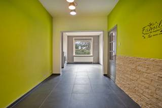 <h2><strong>Cocoonen te Kumtich: instapklaar wonen met 3 slaapkamers en gezellige tuin</strong></h2><p>Niets is wat het lijkt, en dat geldt ook voor deze woonst. Want achter deze compacte gevel ontvouwt zich namelijk heel wat ruimte: twee etages én – dankzij de aanbouw aan de achterzijde – een open zicht naar de tuin. Kom binnen, en trek naar buiten.</p><p>Via de inkomhal begeef je jezelf naar de leefruimte. Hier zorgt de gezellige zithoek met inbouwhaard steevast voor sfeer en gezelligheid. De ruimte loopt vloeiend door naar de eetplaats én aanbouw waarin een ruime, moderne keuken je opwacht. Het kook- alsook spoeleiland vormt het hart van de kamer, ideaal voor wie graag culinair verwent of gasten ontvangt. </p><p>Verder voelt het gelijkvloers verbonden en open: de glazen deur tussen inkom en keuken laat de moderne, tijdloze tegelvloer mooi doorlopen, en dankzij het grote raam achteraan kan je zo je tuin inlopen. Vervolgens glijdt de dag van je af in de bijzonder ruime badkamer, inclusief dubbele wastafel, inloopdouche en ligbad. Ontwaken doe je in één van de drie slaapkamers, waarvan zich onder het dak de grootste bevindt. Bovendien met aangename lichtinval dankzij de Velux ramen aan weerszijden. Ideaal als master bedroom, bureau of hobbyruimte. </p><p>En buiten wacht je nog heel wat extra ruimte. Het terras sluit mooi aan op de woning en biedt voldoende plaats om te spelen of te tafelen. De tuin zelf is gezellig, groen en volledig omheind. Op deze plek komt elke dag gegarandeerd gemoedelijk tot z’n eind. Het bijgebouw zorgt daarenboven voor extra bergruimte waardoor je tafels, stoelen en tuingereedschap makkelijk stockeert. </p><p>En ook technisch zit het helemaal goed: het plat dak, hellend dak en de achtergevel van de aanbouw werden recent vernieuwd, het buitenschrijnwerk is uitgevoerd in PVC met hoogrendementsbeglazing en de elektriciteit is conform. Bovendien is er geen renovatieverplichting, wat zorgt voor een zorgeloze start.</p><p>Tot slot combineert de ligging in Kumtich rust met bereikbaarheid. Zo kan parkeren eenvoudig voor de deur en is de verbinding naar Leuven en Tienen vlot. Kortom: een ideale woning voor iedereen die modern en comfortabel wenst te wonen zonder grote werken. Graag zelf ervaren? Geef Jes dan snel een seintje.</p><figure><div></div></figure>