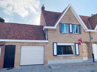 Bent u op zoek naar een woning in een rustige omgeving? Breng dan eens een bezoekje aan deze woning...<br />Indeling van de woning: Aparte inkom, een lichtrijke leefruimte, een keuken en een aanpalende badkamer (ligbad met douchefunctie, lavabo en toilet).<br />Op de verdieping bevinden zich 4 volwaardige slaapkamers en er is ook nog een zolderruimte. Bovendien beschikt de woning over een praktische garage met voldoende plaats voor uw wagen, fietsen en extra opbergruimte.