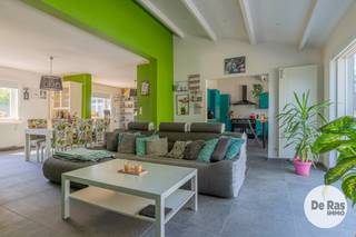 KIJKDAG ZAT. 5 SEPTEMBER VAN 10u TOT 13u ( OP AFSPRAAK!)<br /><br />AALST - INSTAPKLARE WONING MET TUIN EN 3 KAMERS OP TOPLOCATIE <br />Deze woning ligt tussen 2 werelden, enerzijds heb je prachtige natuur en rust en anderzijds woon je nabij centrum Aalst, winkels, scholen, openbaar vervoer, etc...<br /><br />Het huis bestaat uit een royale inkom -en traphal, gezellige woonkamer met inbouwkachel en zicht op de tuin, gezellige leeshoek of bureauruimte, eetplaats en heel goed uitgeruste keuken. Ernaast is er op het gelijkvloers een topbadkamer met dubbele lavabo, ligbad en inloopdouche, een nuttige berging of wasplaats en extra kamer of bureau. Vandaag is deze laatste ingericht als een hobbykamer.<br /><br />Op het verdiep zijn er twee slaapkamers en kleine kamer, die men gebruikt als dressing en een apart toilet. De masterbedroom heeft nog een bijkomend zonneterras, klaar om verder fijn in te richten. <br /><br />De tuin is gemaakt om te genieten, met zijn groot terras en pergola met buitenkeuken maar vooral de buitenbadkamer met stoomcabine en douche! <br />Met zicht op weides en geluidsstil, kan je er alleen maar genieten van zomerse dagen en avonden.<br /><br />Vooraan is er nog een grote oprit en een garage voor auto en fietsen. Bijkomend nog te vermelden is het super goede EPC, recente zonnepanelen, dubbele beglazing, CV op gas,.... kortom snel je afspraak boeken! Bel 053/60.65.60