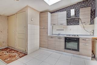 <p>Op zoek naar een te renoveren gezinswoning met mogelijkheden, op wandelafstand van het centrum van Ninove?</p>
<p>Deze goed gelegen woning biedt heel wat ruimte, comfort en uitbreidingspotentieel, ideaal voor wie graag zijn eigen stempel drukt zonder grote renovaties.</p>
<p>Dankzij de nieuwe verwarmingsinstallatie en het gunstige EPC-label D hoeft u zich geen zorgen te maken over renovatieverplichtingen.</p>
<p>Op het gelijkvloers vindt u een gezellige woonkamer met houtkachel, een keuken, twee douchekamers, een apart toilet, een wasplaats en een ruime berging.</p>
<p>Op de eerste verdieping zijn er twee slaapkamers, waarvan één met vaste trap naar de zolderverdieping. Deze zolder kan perfect ingericht worden als derde of zelfs vierde slaapkamer.</p>
<p>Achteraan bevindt zich een terras met toegang tot een ruime garagebox, bereikbaar via de Achturenstraat, een mooie troef voor wie nood heeft aan extra bergruimte of parkeergelegenheid.</p>
<p>De ligging is bovendien uitstekend: op wandelafstand van winkels, scholen en openbaar vervoer, en met vlotte verbinding naar de expresweg Aalst–Ninove en de E40.</p>
<p>Kortom, een betaalbare woning met potentieel, ideaal voor jonge gezinnen of handige starters die op zoek zijn naar een gezellige thuis met groeimogelijkheden.</p>
<p>Interesse? Neem gerust contact op voor meer info of een bezoek ter plaatse.</p>