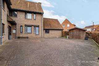 <u><strong>Ligging</strong></u><br /><strong>Op een uitstekende locatie tussen Anzegem, Avelgem en Zwevegem bevindt zich dit veelzijdige handelspand met tal van mogelijkheden. Dankzij de vlotte bereikbaarheid en de ruime privatieve parking voor meerdere wagens is dit de ideale uitvalsbasis voor een vrij beroep, </strong>kantoor of commerciële activiteit.<br /><br /><u><strong>Indeling</strong></u><br />Ruime privatieve inkomhal (ideaal als wachtzaal), sanitaire ruimte voor meerdere toiletten, commerciële ruimte met een totale oppervlakte van 115m², een keuken en een berging. Verder is er nog staankelder aanwezig en dus <u><strong>de ruime oprit voor meerdere wagens. </strong></u><br />De polyvalente kan dus perfect ingedeeld worden. <br /><br /><u><strong>Technisch</strong></u><br />EPC-label X<br /><br /><u><strong>Troeven</strong></u>
<ul>
	<li>Uitstekende bereikbaarheid</li>
	<li>Ruime parking</li>
	<li>Ruime wachtzaal</li>
	<li>Flexibele indeling</li>
	<li>Geschikt vrij beroep</li>
</ul>
<u><strong>Contact</strong></u><br />Interesse? Contacteer Nicolas via nicolas@real-immo.be of 0478/50 58 91 voor meer informatie of een bezoek.